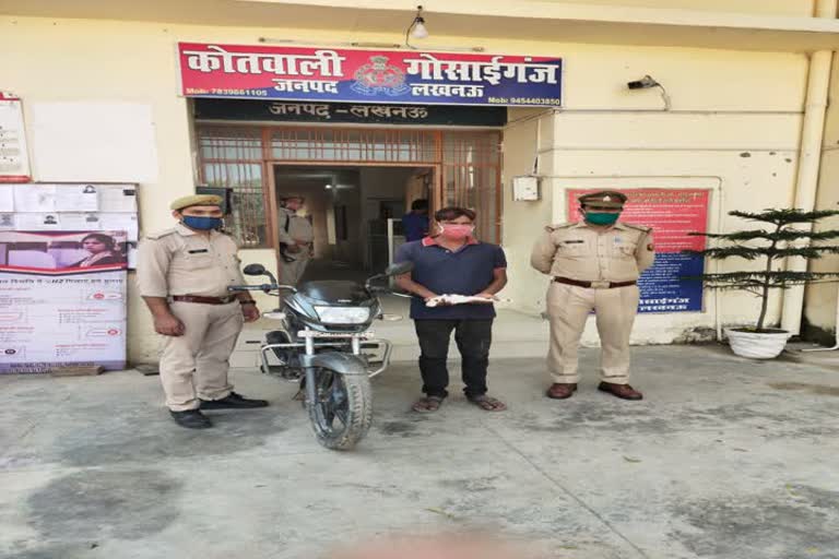 पुलिस की गिरफ्त में हिस्ट्रीशीटर बदमाश.