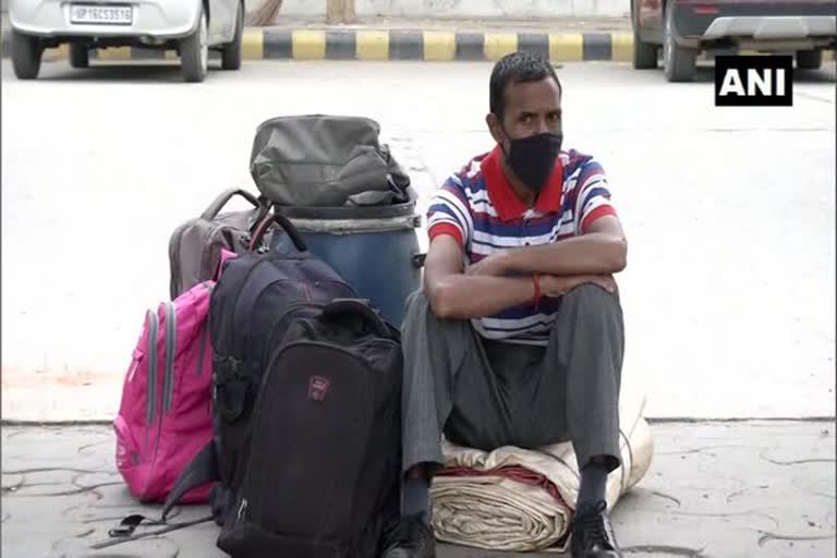 Another exodus of migrant workers underway as Delhi extends lockdown Delhi extends lockdown Delhi lockdown f migrant workers migrant workers in Delhi