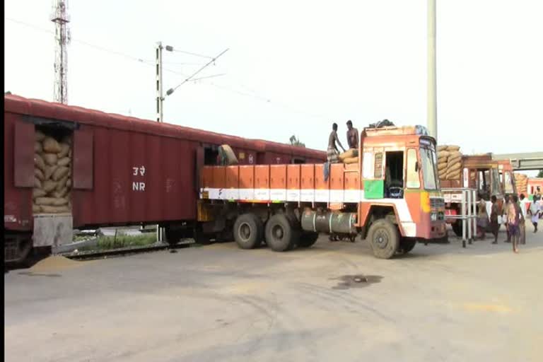 Delivery of 2000 MT of paddy bundles from Nagai to other districts