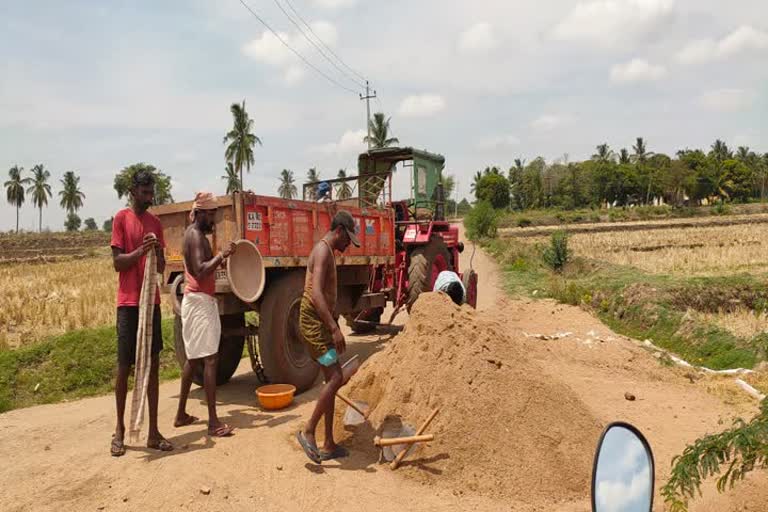 ಮರಳು ಅಡ್ಡೆ ಮೇಲೆ ದಾಳಿ