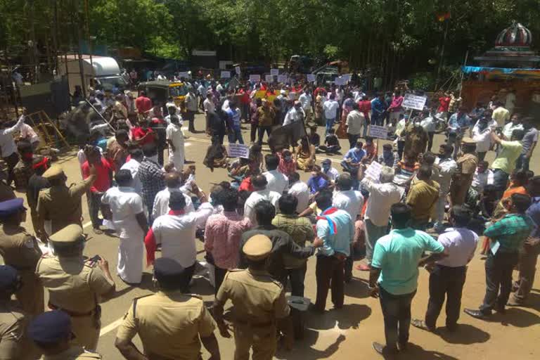 Marxists besiege Ponmalai railway station and protest