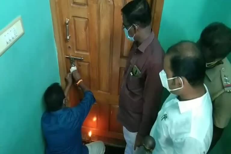 விதிகளை மீறி திறந்த மூன்று கடைகளுக்கு சீல்!