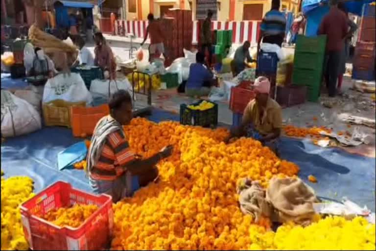 கேரளவியாபாரிகள் வராததால் களையிழந்து காணப்படும் தோவாளை மலர் சந்தை