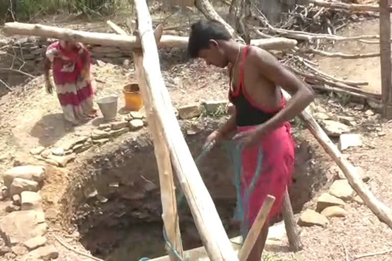 Madhya Pradesh couple dig a 18 feet deep well Satna couple satna news santa village മധ്യപ്രദേശിലെ ആദിവാസി ദമ്പതികൾ