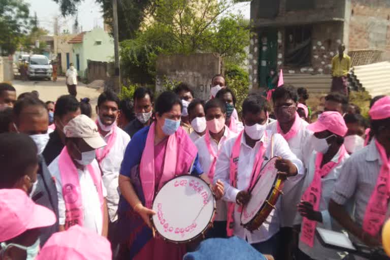 minister sathyavathi campaign in warangal