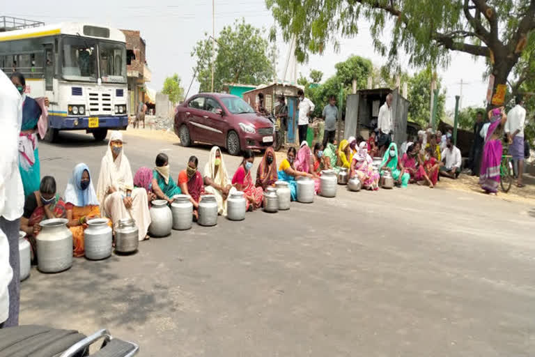 తాగు నీటి కోసం నిరసన