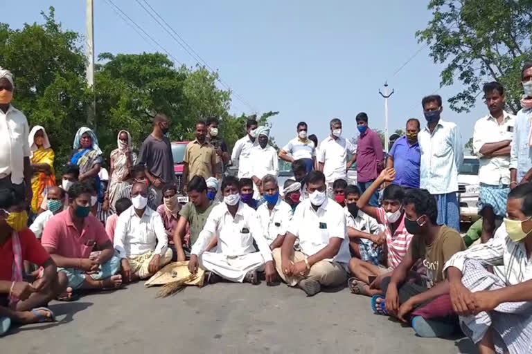 jaikesaram farmers protest on the road for paddy buying issue