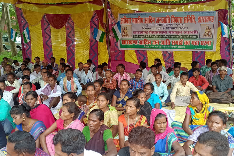 people of paharia tribal community are protesting in dumka