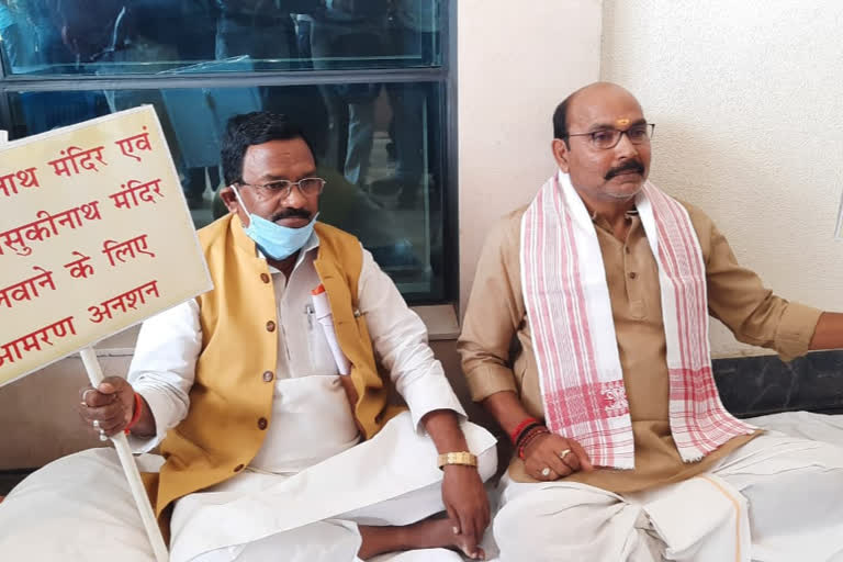 MLA Narayan Das on fast to demand opening of Babadham temple