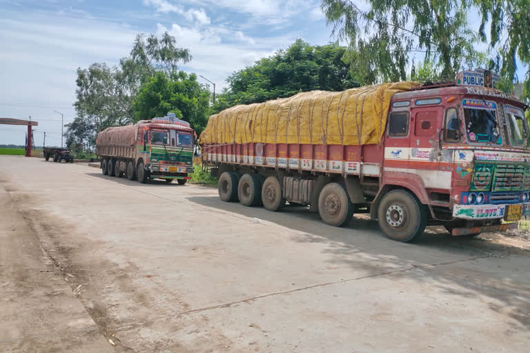 రెండు లారీల రేషన్ బియ్యం పట్టివేత