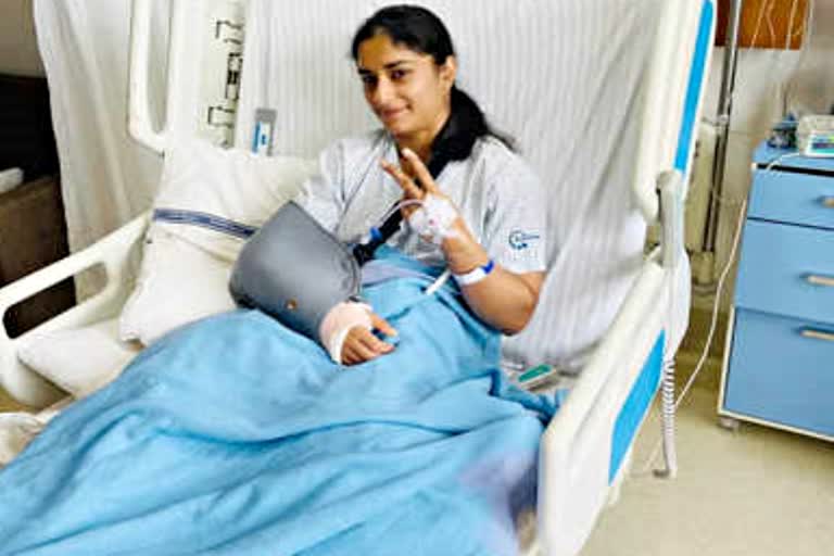 wrestler Vinesh Phogat  Vinesh Phogat undergoes elbow surgery  Vinesh Phogat surgery  विनेश फोगाट की कोहनी का आपरेशन  पहलवान विनेश फोगाट  विनेश फोगाट की दाहिनी कोहनी का आपरेशन