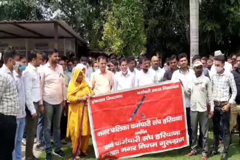 gurugram-workers-on-strike-after-anil-vij-nigam-offiicial-suspended