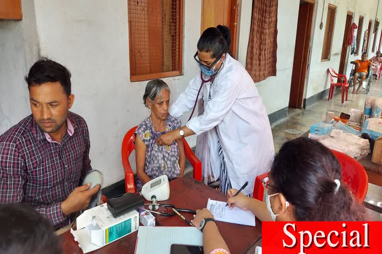 তৃতীয় ঢেউয়ের আগে বৃদ্ধাশ্রমের নিঃসঙ্গ আবাসিকদের পাশে ইসিএলের চিকিৎসকরা