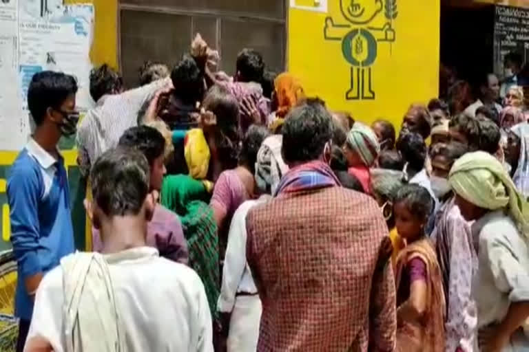 Farmers fight at fertilizer store in pscs ganapatinagar