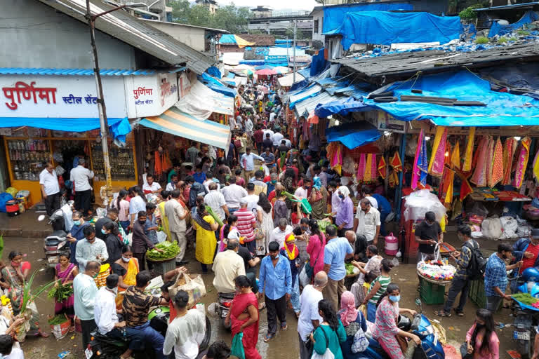 Huge crowd of citizens for shopping in Thane