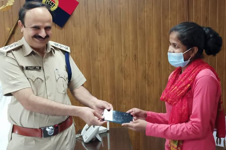 Gurugram Police handed over 100 mobile phones worth 15 lakhs to the people