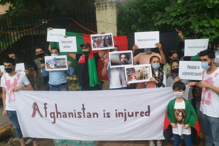 afgani peolpe protesting against pakistani in delhi