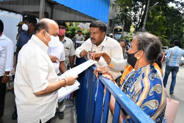 CM Bommai who listened to the public problems in his RT Nagar house