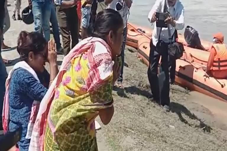 relatives-of-bikramjit-barua-and-jan-bora-is-praying-to-brahmaputra