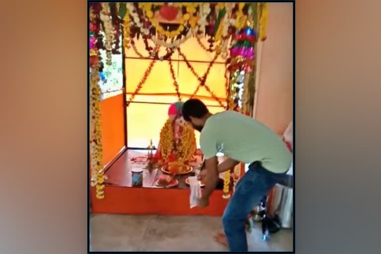 Youth offering a living rat to Ganesha