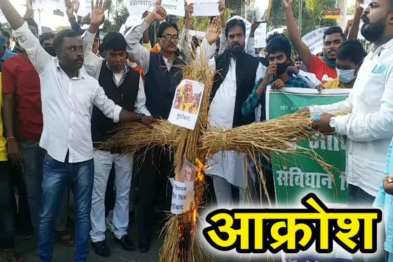 tribal-society-burnt-effigy-of-mla-randhir-singh-on-his-controversial-statement-in-ranchi