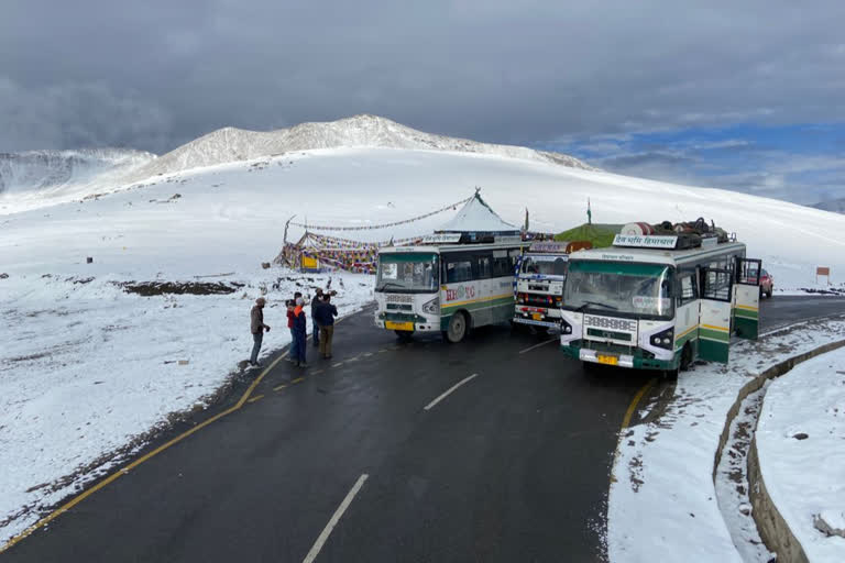 snowfall on the hills of manali