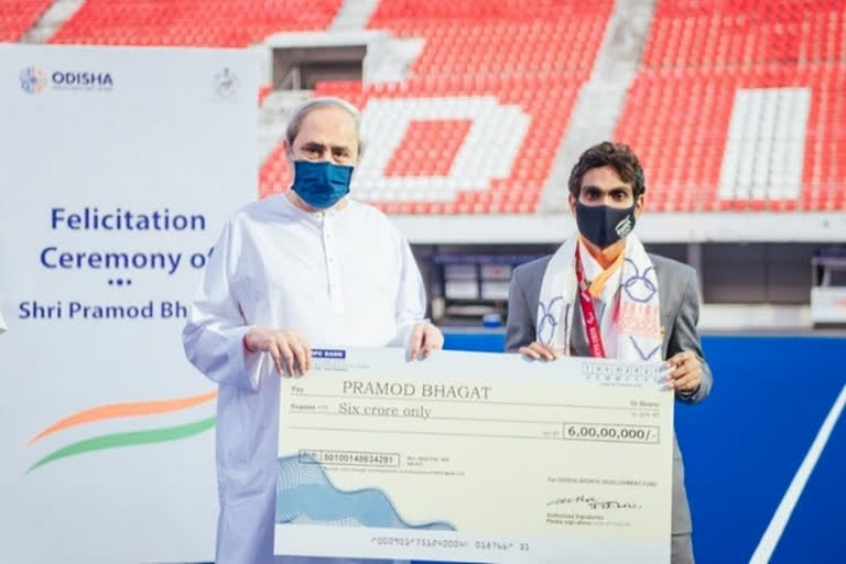 CM Patnaik presents Rs 6 cr cash award to Paralympian Pramod Bhagat