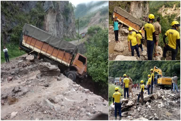 truck fell into the river near Sirobgad  Srinagar, Sirobgad Rescue News