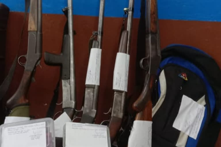 तेलंगाना एक्सप्रेस में मिली बंदूकें.