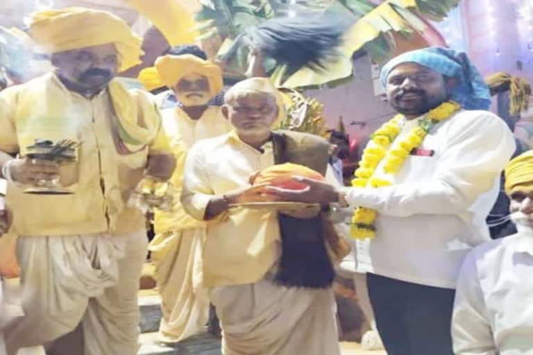 devotee-who-bids-temple-coconut-for-6-dot-50-lacks-at-bagalkote