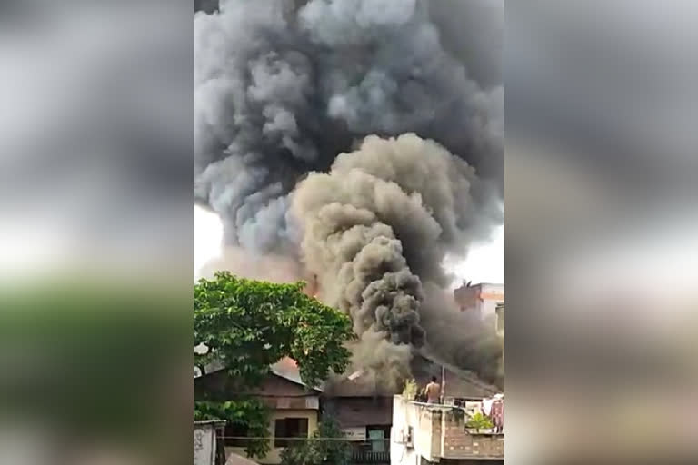 fire breaks out in Kolkata  കൊൽക്കത്ത  കൊൽക്കത്തയിൽ എഫ്‌സിഐ ഗോഡൗണിൽ വൻ തീപിടിത്തം  ഫുഡ് കോർപ്പറേഷൻ ഓഫ് ഇന്ത്യ തീപിടിത്തം  എഫ്‌സിഐ ഗോഡൗണിൽ തീപിടിത്തം  തീപിടിത്തം  കൊൽക്കത്ത തീപിടിത്തം  ഗോഡൗണിൽ വൻ തീപിടിത്തം  ഗോഡൗണിൽ തീപിടിത്തം  ഗോഡൗൺ തീപിടിത്തം  fire  Kolkata fire