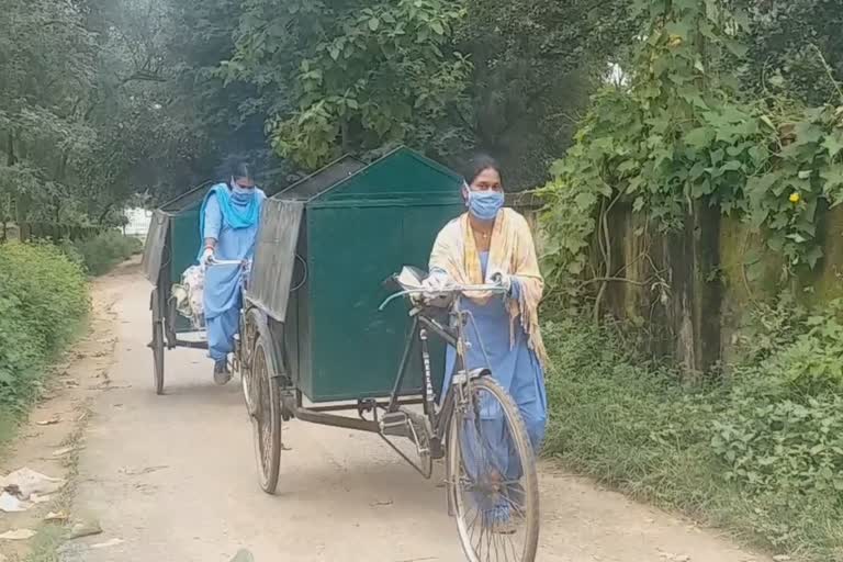 Rural women are cleaning the garbage and earn their money from it