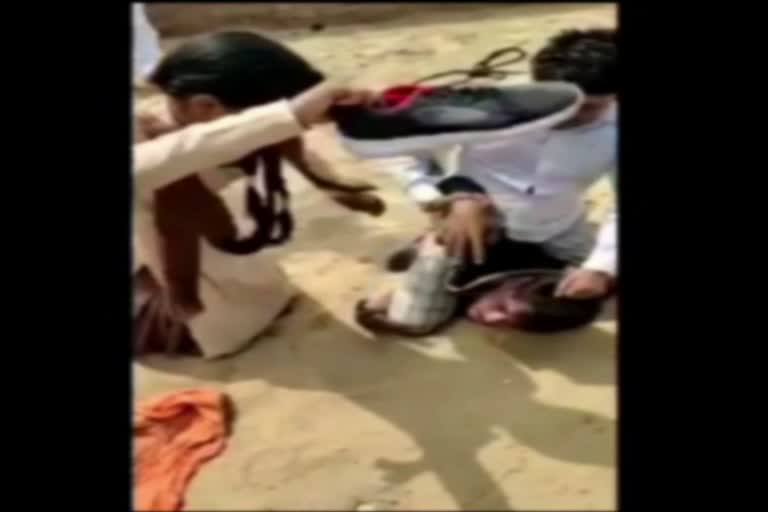 Hanumangarh news, girl beat youth with shoes