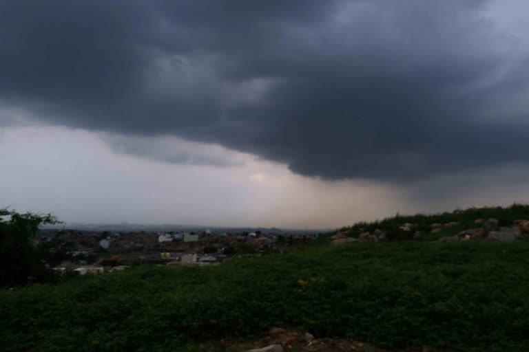 کشمیر: بارش نے عوام کو شدید گرمی سے راحت دی