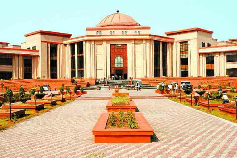 Double Bench of High Court issued notice to CG High Court