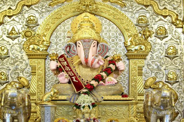 Devotee offers 10 kg gold crown to Dagdusheth Ganpati