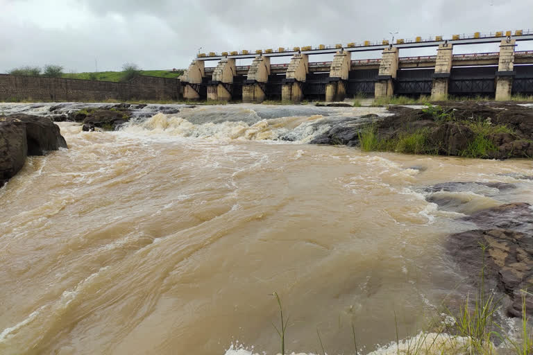 500 cusecs of water being released from nashik gangapur dam