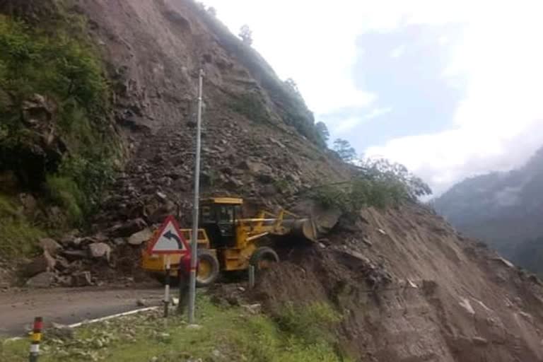 भूस्खलन से उत्तरकाशी-गंगोत्री हाईवे बंद