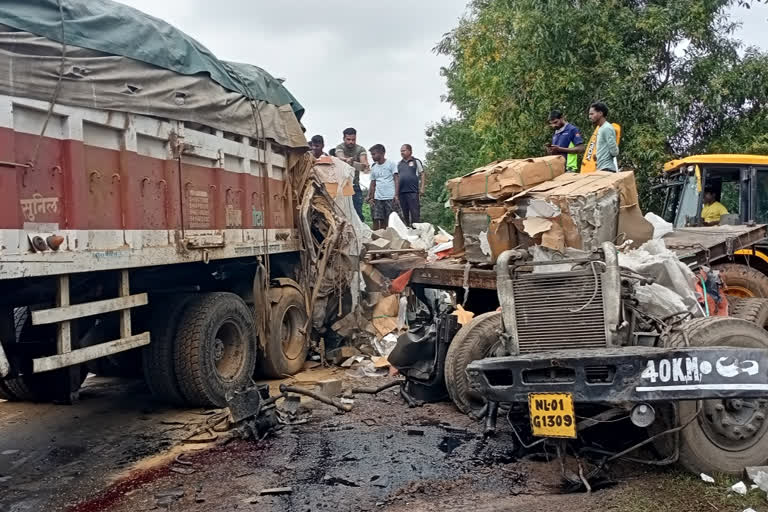 road accident in kulda forest area drivers passes away in collision between trucks