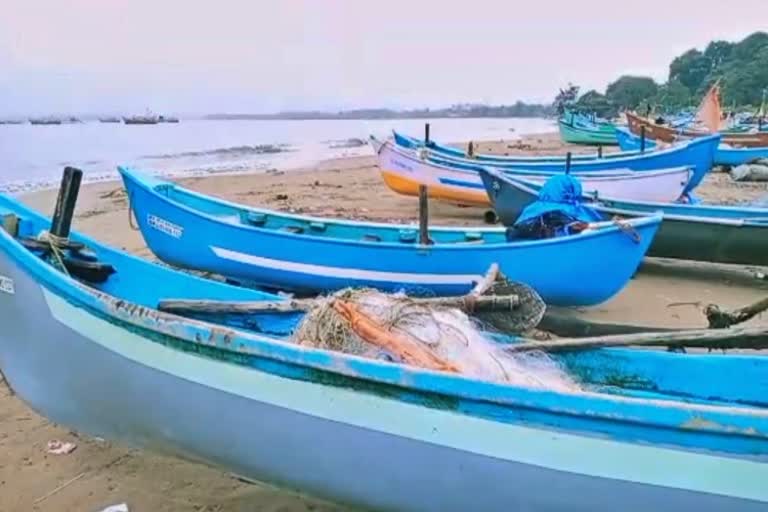 boats are staying in beach