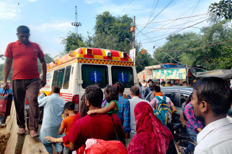 ambulance stuck-in-ratiya-marg-trffic-delhi