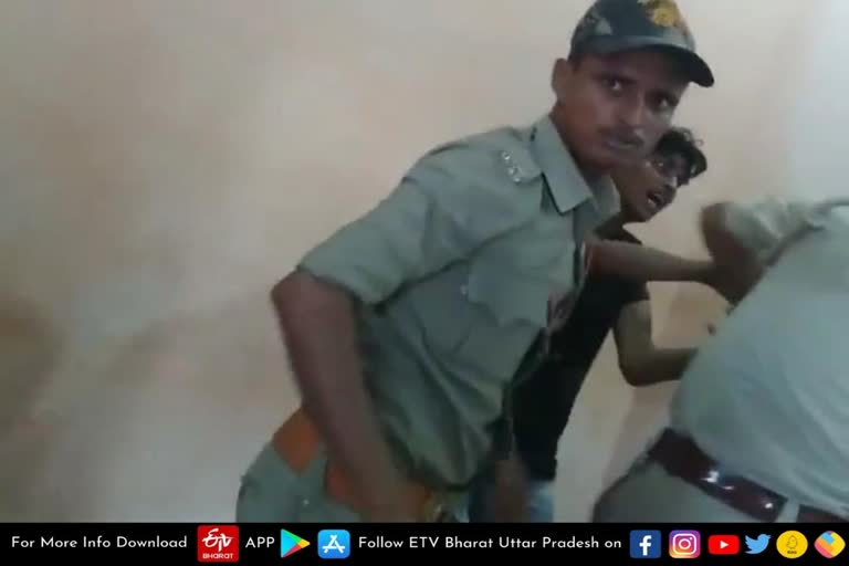 gonda-sp-suspended-two-police-constables-for-beating-youth-in-police-chawki