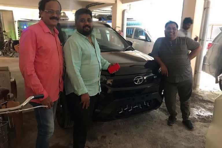 gnanavel raja gifted a car to cv kumar  gnanavel raja  cv kumar  chennai news  chennai latest news  cini news  சிவி குமாருக்கு பரிசளித்த ஞானவேல்ராஜா  ஞானவேல்ராஜா  ஸ்டூடியோ கிரீன் ஞானவேல்ராஜா  சினிமா செய்திகள்