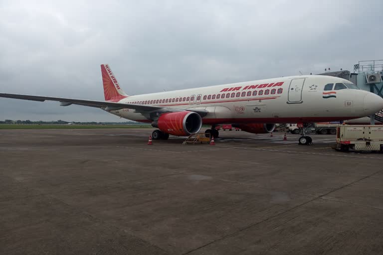 रायपुर एयरपोर्ट पर एयर इंडिया के विमान के पंखे से टकराया पक्षी