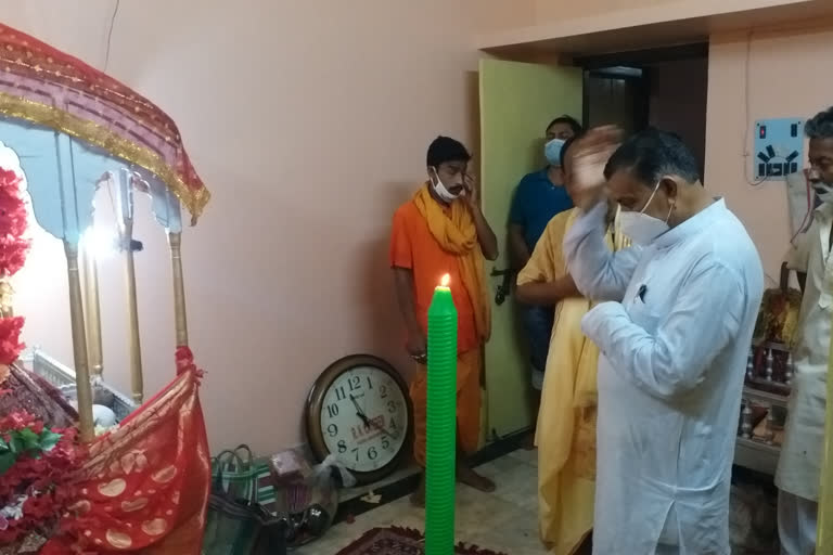 Minister Swapan Debnath prayers for Chief Minister Mamata Banerjees Victory in Sarbamongala Temple of East Bardhaman