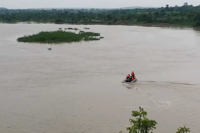 The boat capsized in Wardha River; 3 bodies found, 8 still missing