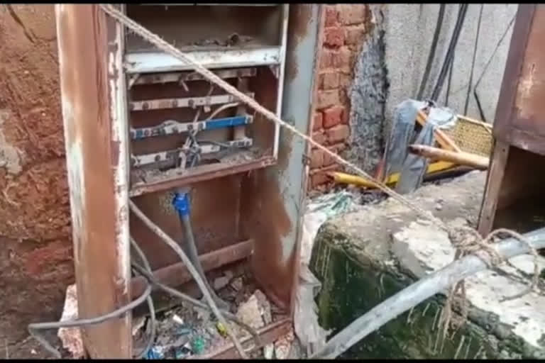 Youth dies due to electrocution in toilet in ajadpur mandi delhi