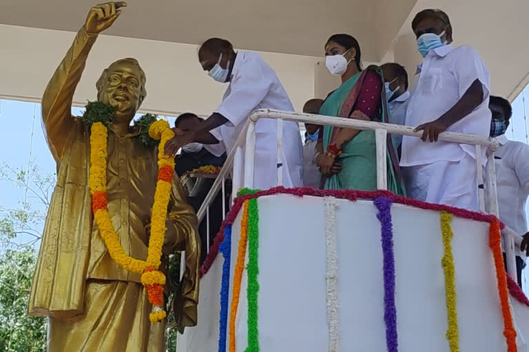 puducherry cm rangasamy paid respect to anna statue