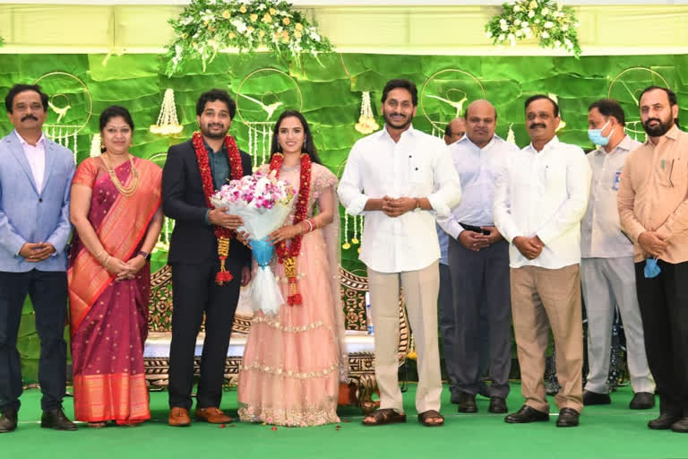 నూతన వధూవరులకు ఆశీర్వదించిన సీఎం జగన్