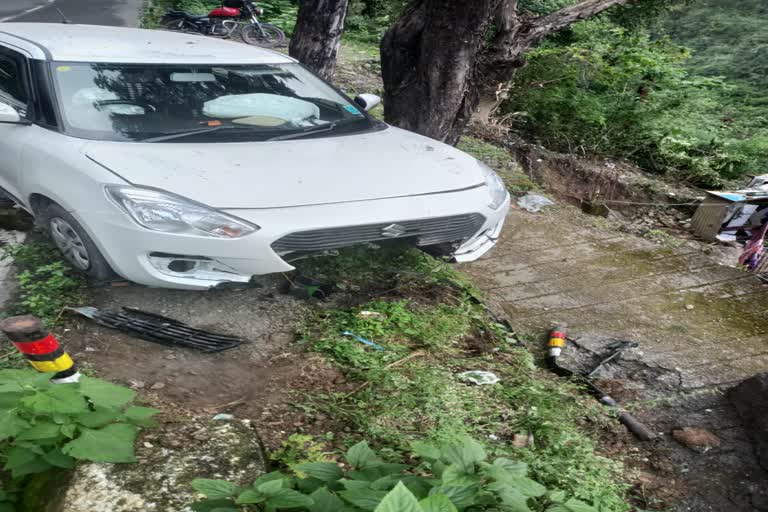 3-injured-in-road-accident-near-gazzi-band-in-mussoorie